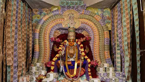 రూ.5.5 కోట్ల కరెన్సీ నోట్లతో శ్రీ మహా లక్ష్మీదేవిగా అమ్మవారి అలంకరణ.. దర్శనానికి కిక్కిరిసిన భక్తులు..