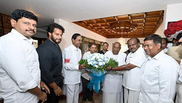 KCR: కాసేపట్లో JDS నేత కుమారస్వామితో సీఏం కేసీఆర్ లంచ్ మీటింగ్.. ప్రధానంగా చర్చించే అంశాలు ఇవేనా..?