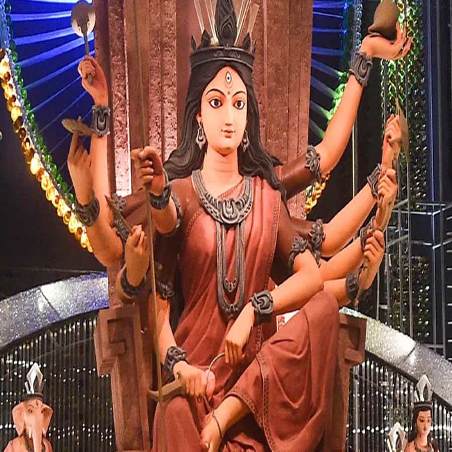 బెంగాల్లోని జరిగే నవరాత్రి ఉత్సవాలకు యునెస్కో ఇన్టాంజిబుల్ కల్చరల్ హెరిటేజ్ గుర్తింపునిచ్చింది. పూజా పండళ్లలను లైట్లతో అలంకరించారు. ఈ ఉత్సవాల్లో ప్రజలు తమ సంస్కృతి, సంప్రదాయాలతో నూతనత్వాన్ని వెతుక్కుంటూ సంబంధాన్ని కోల్పోతున్నారని వారు విశ్వసిస్తున్నారు.