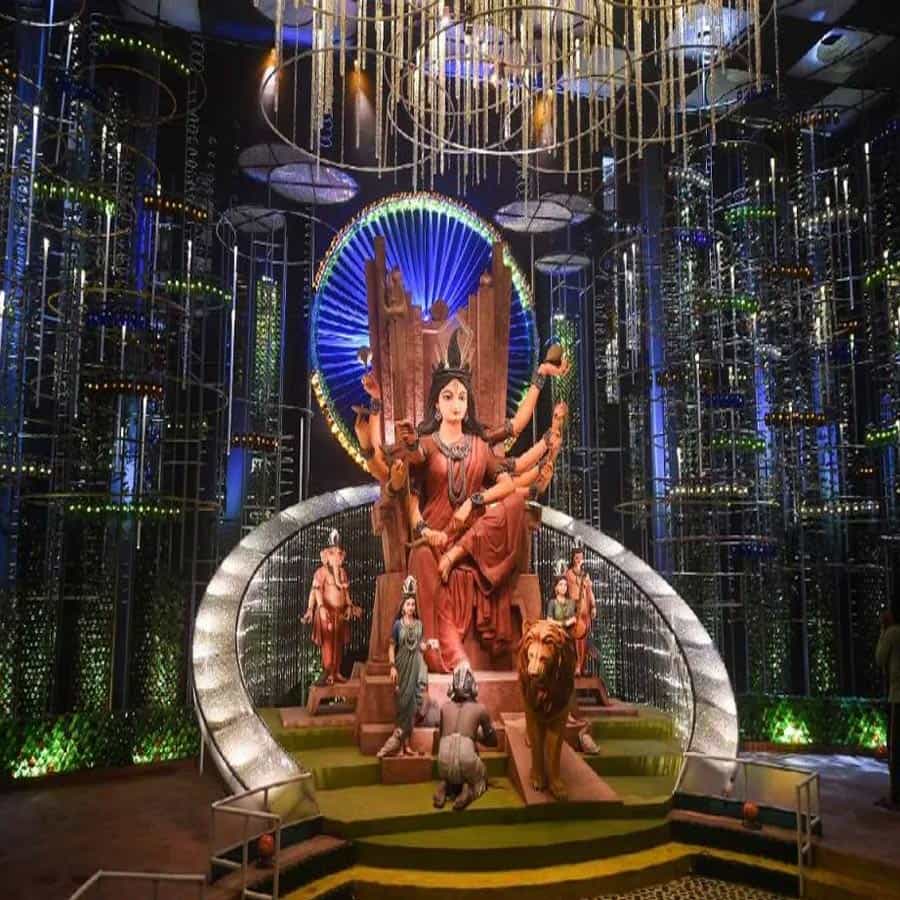 పండల్ మధ్యలో ఒక ‘నట్మందిర్’ (ఆలయం) స్థాపించబడింది. పునర్నిర్మాణంలో ఉన్న జమీందార్ ప్యాలెస్ లాగా ఏర్పాటు చేయబడింది. శిథిలాల కుప్పల మధ్య విగ్రహాన్ని ప్రతిష్ఠించారు. ఇప్పటికే ప్రశంసలు అందుకుంది. మార్పుతో తమ పురాతన కాలం నాటి కళాఖండాలు, చరిత్రపూర్వ శిల్పాల గురించి నేటి తరానికి తెలియడం లేదని..మన నాగరికతపై ఆసక్తిని పునరుద్ధరించడానికి" ఇలాంటి మండపాలు ఉపయోగపడతాయని చెప్పారు.