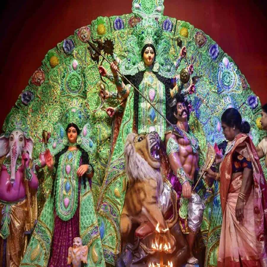 మరికొన్ని పండళ్లు 3D ఆకృతిని సంతరించుకుని వినోదాన్ని అందిస్తున్నాయి. ఇక్కడ మెటావర్స్ ప్లాట్ఫారమ్ అయిన 'స్పేషియల్'లోని వినియోగదారులు షేర్డ్ సోషల్ స్పేస్లోకి ప్రవేశించవచ్చు. నలుమూలల నుండి ప్రజలు ఒకచోట చేరి పూజించవచ్చు, సంభాషించవచ్చు, ఫోటోలను కూడా తీసుకోవచ్చు. వినియోగదారులు నిమిషాల్లో తమకుతామే మెటా-రియలిస్టిక్ అవతార్ను సృష్టించగలరు. స్మార్ట్ ఫోన్లు, టాబ్లెట్లు వంటి వాటి ద్వారా అందరికీ అందుబాటులో ఉంటుందని మెటాఫార్మ్ సహ వ్యవస్థాపకుడు సువీర్ బజాజ్ చెప్పారు. ఇప్పుడు మీరు పూజ జరుపుకోవడానికి కోల్కతాలో ఉండాల్సిన అవసరం లేదు. మేటా పూజ ద్వారా ప్రపంచం నలుమూలల నుండి ప్రజలు మెటా ట్విన్స్ పండల్లోకి ప్రవేశించవచ్చు. కుటుంబ సభ్యులు, స్నేహితులు - భౌతికంగా దూరంగా ఉన్నా ఈ మెటా ఫెస్టివల్లో ఏకం అయ్యే అవకాశం ఉంటుంది."
