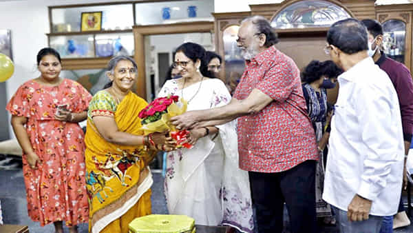 Krishnam Raju: పేరులో రెబల్.. అయినా ఆయన మనసు మాత్రం వెన్న.. పనిమనిషిని కూడా ఫ్యామిలీ మెంబర్లా..