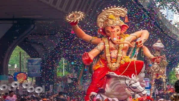 Ganpati Utsav: గణేష్ ఉత్సవాలతో రోడ్డుపై గుంతలు.. రూ.3.66 లక్షల ఫైన్ విధించిన మున్సిపల్ అధికారులు..