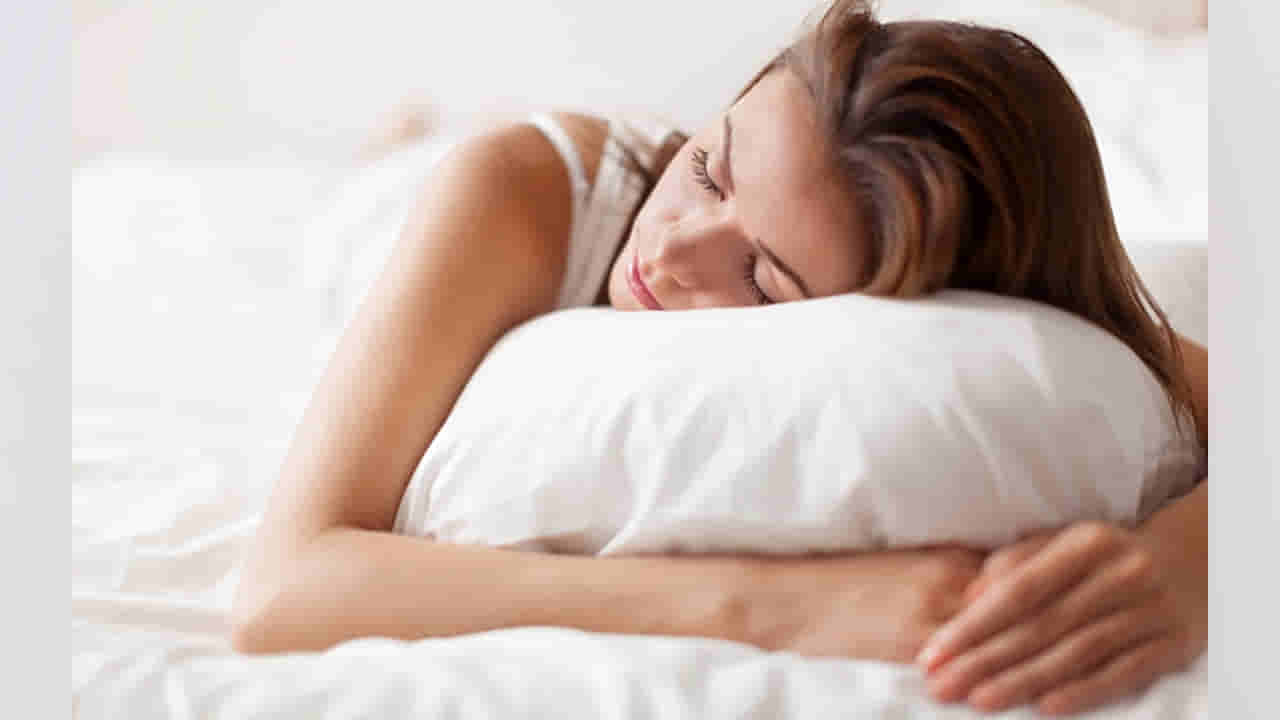 Life Style: బోర్లా పడుకునే అలవాటు ఉందా.? అయితే మీరు ఈ సమస్యలకు కొని తెచ్చుకుంటున్నట్లే..