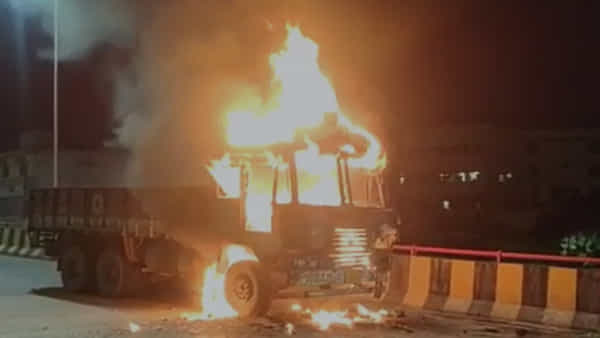 Hyderabad: తెల్లవారుతుండగా ఘోర ప్రమాదం.. ఇంజిన్ లో లోపం.. చెలరేగిన మంటలు.. బూడిదైన లారీ