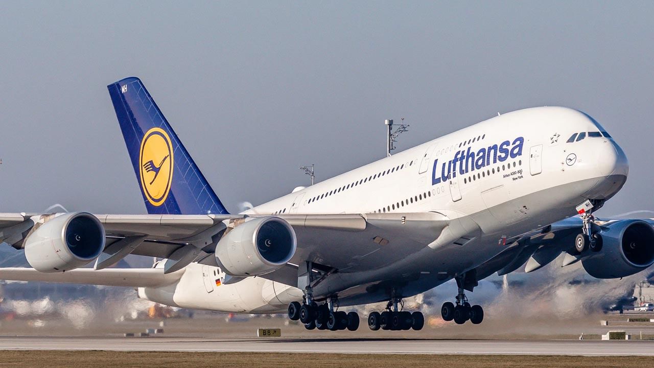 Lufthansa strike: పైలట్ల సమ్మెతో నిలిచిపోయిన 800 విమానాలు.. ఢిల్లీలో ప్రయాణికులకు తప్పని తిప్పలు..