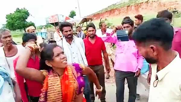 Viral Video: లిఫ్ట్ సాకుతో మహిళపై యువకుడి వేధింపులు.. బైక్ రైడర్ను చెప్పుతో కొట్టిన స్త్రీ.. వీడియో వైరల్