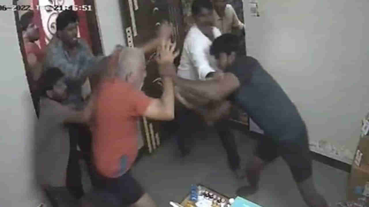 Watch Video: క్లినిక్‌ డోర్‌ను లేటుగా తెరిచారని రెచ్చిపోయిన రోగి బంధువులు.. వైద్యుడు, అతని కొడుకుపై..