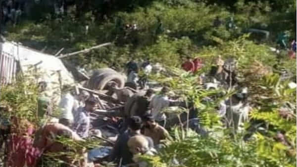 Bus accident: జమ్మూకశ్మీర్లో ఘోర ప్రమాదం.. లోయలో పడ్డ మినీ బస్సు.. 11మంది దుర్మరణం..