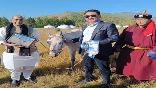 Viral: రక్షణ మంత్రి రాజ్నాథ్కి గుర్రాన్ని గిఫ్ట్ ఇచ్చిన మంగోలియా అధ్యక్షుడు.. దాని పేరేంటంటే..?