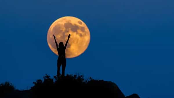 Moon Gazing Meditation: ఒత్తిడితో ఇబ్బంది పడుతున్నారా.. ఏకాగ్రత తగ్గుతుందా.. చంద్ర ధ్యానం చేసి చూడండి..