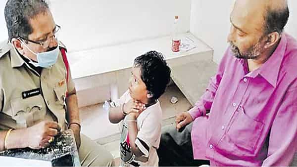AP Crime News: తాతా..! మా అమ్మ గొంతును ఇదిగో.. ఇలా నొక్కి నాన్నే చంపేశాడు మూడేళ్ల చిన్నారి మాటలతో కేసులో కీలక మలుపు..