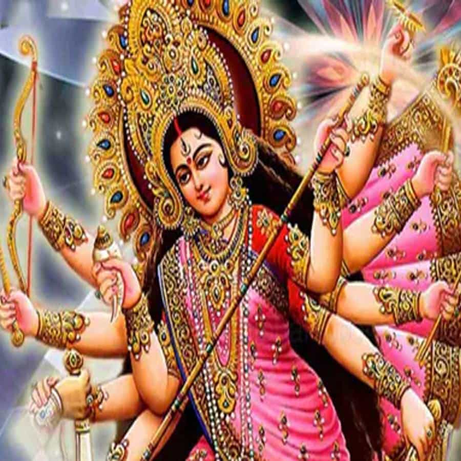ఈ ఏడాది నవరాత్రులు సెప్టెంబర్ 26 నుంచి ప్రారంభమవుతున్నాయి. హిందూమతంలో ఈ పండుగకు ప్రత్యేక ప్రాముఖ్యత ఉంది. ఈ సమయంలో దుర్గా దేవిని తొమ్మిది రూపాలను పూజిస్తారు. నవరాత్రుల్లో కొన్ని నియమాలను పాటించడం అవసరం. అలా పాటించాల్సిన నియమాలు ఏమిటో ఈ రోజు తెలుసుకుందాం..