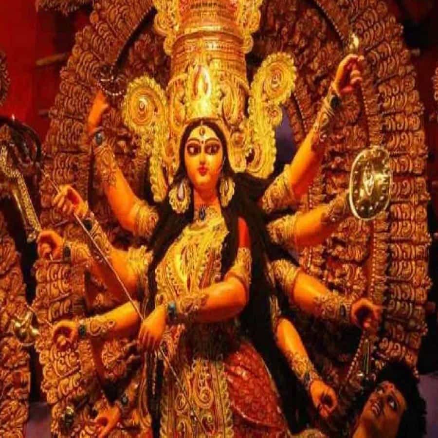 నవరాత్రి ఉపవాస సమయంలో ఇంట్లో ఎలాంటి గొడవలు జరగకుండా ప్రశాంతంగా ఉండేలా చూసుకోండి. శాంతి ఉన్న ఇల్లు సుఖ సంపదలను తెస్తుందని నమ్ముతారు. కోపం, అబద్ధాలకు దూరంగా ఉండాలి. ఈ తొమ్మిది రోజులు మాత్రమే కాదు, ఎప్పుడూ ఇంట్లో శాంతి ఉండేలా చూసుకోవడం మంచిది.