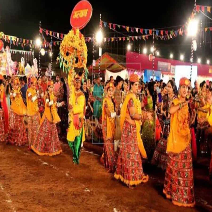 ఇండోర్: మధ్యప్రదేశ్‌లోని ఇండోర్‌లో చాలా చోట్ల దాండియా నైట్స్ నిర్వహిస్తున్నారు. ఈ నగరంలోని ఇతర ప్రదేశాల మాదిరిగానే, గర్బా,  దాండియా నైట్స్‌ని నిర్వహించడానికి చాలా రోజుల ముందుగానే సన్నాహాలు చేశారు. గర్బా లేదా దాండియా నైట్‌ని ఆస్వాదించే వారికి వేడుక తర్వాత బహుమతులను కూడా అందిస్తున్నారు. 