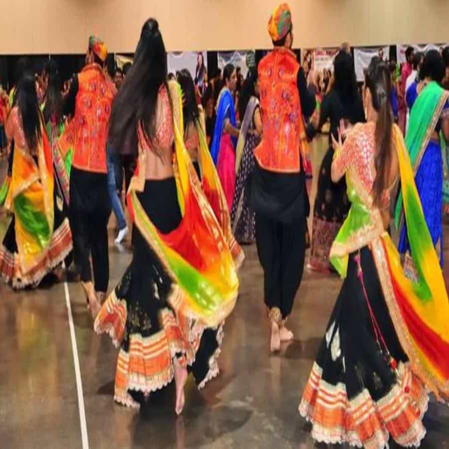  ముంబై: దేశ ఆర్ధిక రాజధాని ముంబై నగరంలో దాండియా సందడి ఓ రేంజ్ లో ఉంటుంది. నగరంలో నవరాత్రి వేడుకల కోసం దాండియా రాత్రులు కూడా నిర్వహిస్తారు. ఈ నగరంలో దాండియా నైట్స్ నిర్వహించబడుతున్నాయి. డోమ్ రాస్ గర్బా కూడా ఇక్కడే జరుగుతుంది.