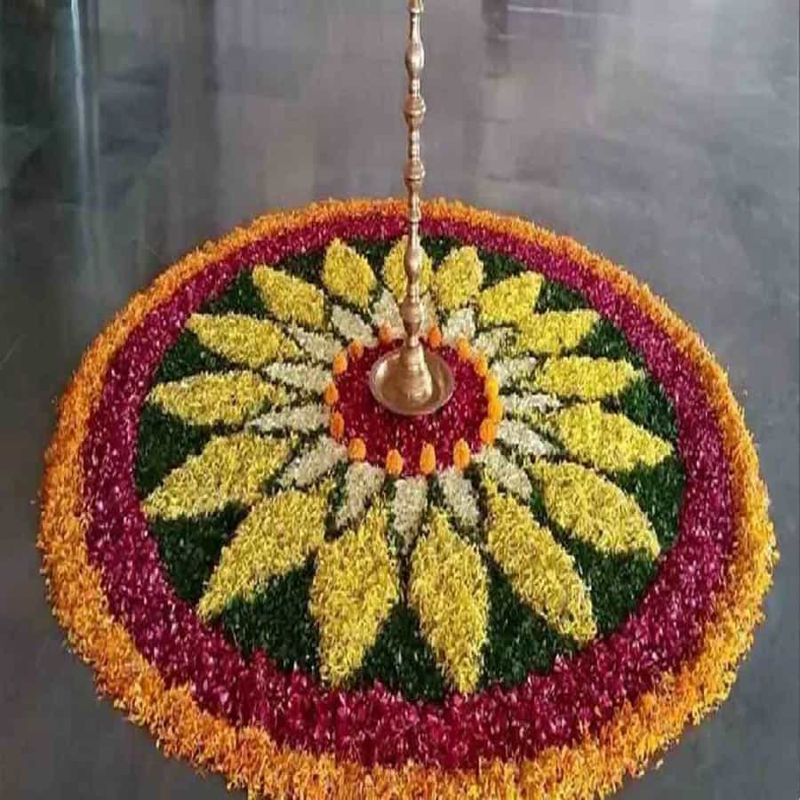 ముగ్గులు: నవరాత్రి పండుగ శోభను ముగ్గులు మరింత కలుగజేస్తాయి. రంగులు లేదా పువ్వుల ముగ్గులు బెస్ట్ ఎంపిక. ఇంటి ప్రధాన ద్వారం ముందు లేదా పూజా మందిరం ముందు ముగ్గును వేసుకోవచ్చు. నిజంగా ఇంటి అందాన్ని ముగ్గులు మరింత పెంచుతాయి.