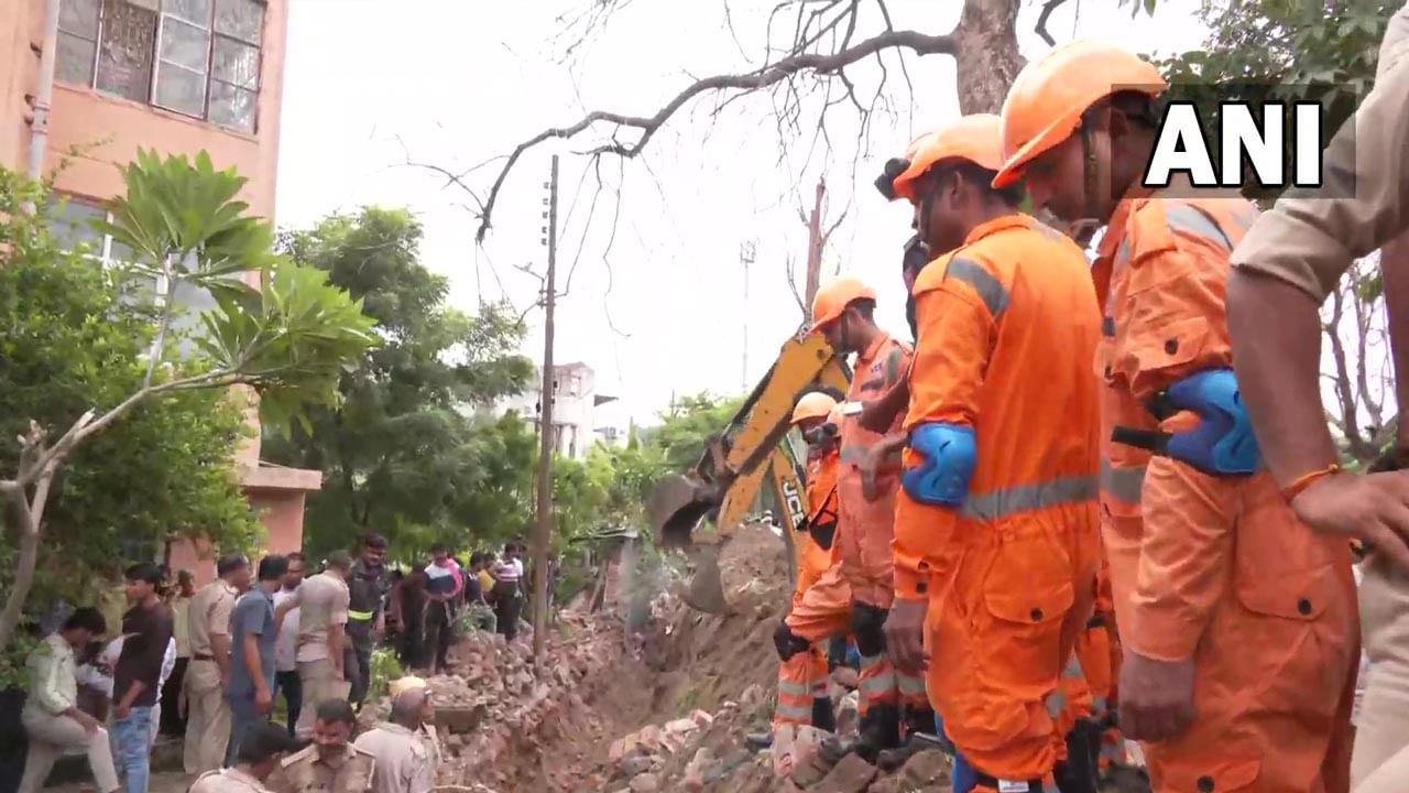 Noida Wall Collapse: నోయిడాలో విషాదం.. ప్రహారీ గోడ కూలి నలుగురు దుర్మరణం.. మరి కొంతమంది..