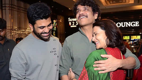 Oke Oka Jeevitham: సినిమా చూస్తూ కంటతడి పెట్టుకున్న నాగ్.. ఒకే ఒకే జీవితం ప్రీమియర్ షోలో ఎమోషన్ అయిన కింగ్..