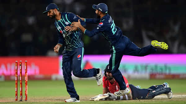 Eng Vs Pak: చేతిలో 3 వికెట్లు.. విజయానికి 5 పరుగులు.. కట్ చేస్తే.. ఊహించని షాకిచ్చిన పాక్!