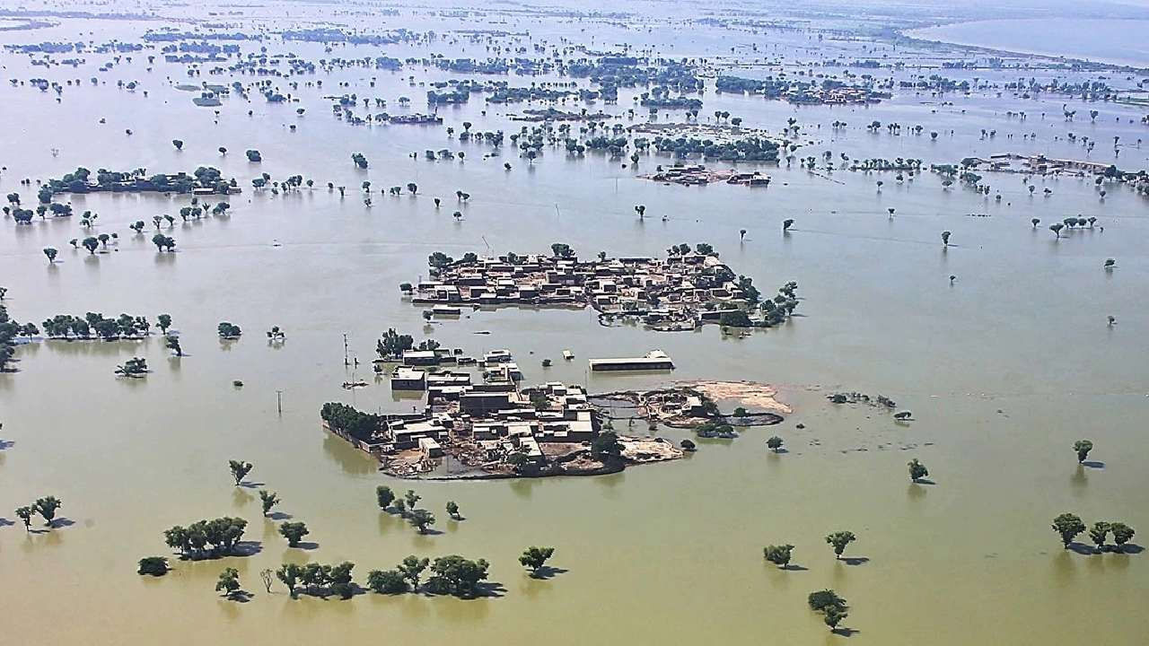 Pakistan Floods: వరదలు, అంటు వ్యాధులతో పాక్‌ విలవిల.. ఆపన్నహస్తం కోసం ఎదురుచూపులు