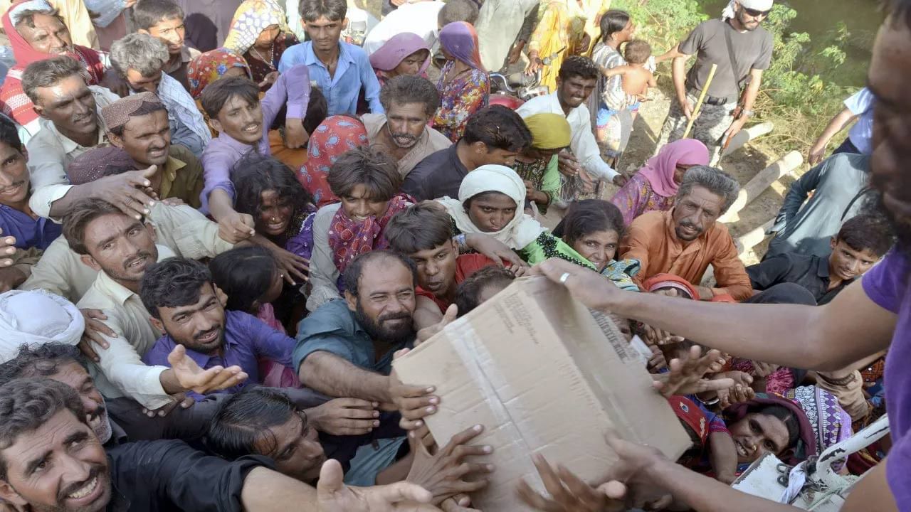 Pakistan Floods: పాక్‌లో అంటువ్యాధుల అల్లకల్లోలం.. ఒక్క రోజే ఆస్పత్రులకు 90 వేల మంది.. ప్రమాదంలో 34లక్షల మంది చిన్నారులు