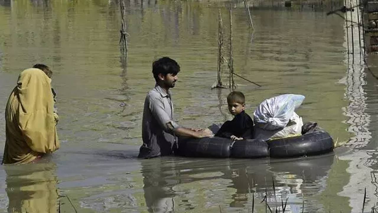 Pakistan Floods: పాక్ లో విజృంభిస్తోన్న చర్మ వ్యాధులు.. సకాలంలో చికిత్స చేయకపోతే పరిస్థితి విషమం అంటూ వైద్య సిబ్బంది ఆందోళన