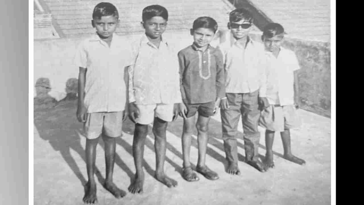 Childhood Pic: ఈ ఐదుగురు బాలురుల్లో ఒకరు ఇప్పుడు టాలీవుడ్ టాప్ హీరో.. ఎవరో గుర్తుపట్టగలరా..?