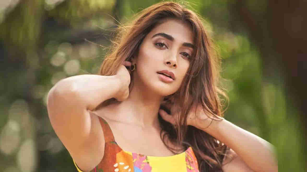 Pooja Hegde: బంపర్ ఆఫర్ కొట్టేసిన బుట్టబొమ్మ.. ఆ పాన్ ఇండియా స్టార్ సరసన ఛాన్స్