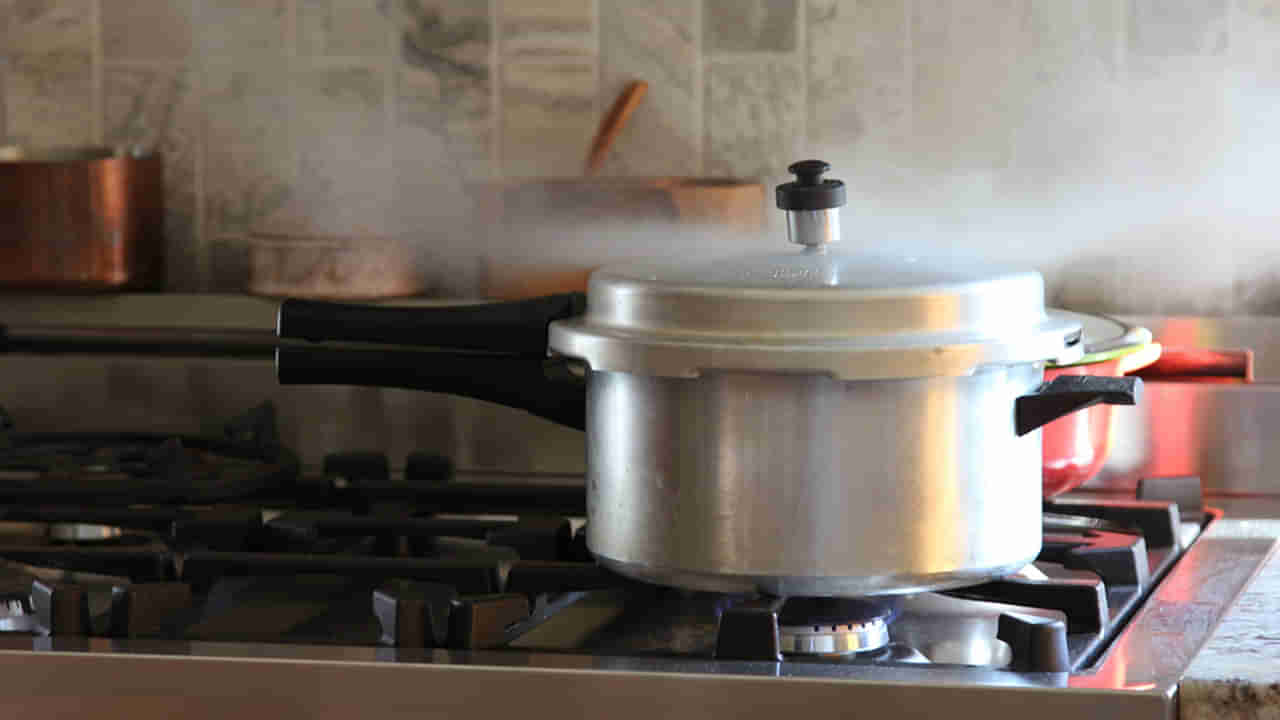 Pressure Cooker Tips: మీ ఇంట్లోని ప్రెషర్ కుక్కర్ సరిగా పని చేయడం లేదా.. అయితే ఇలా చేయండి..