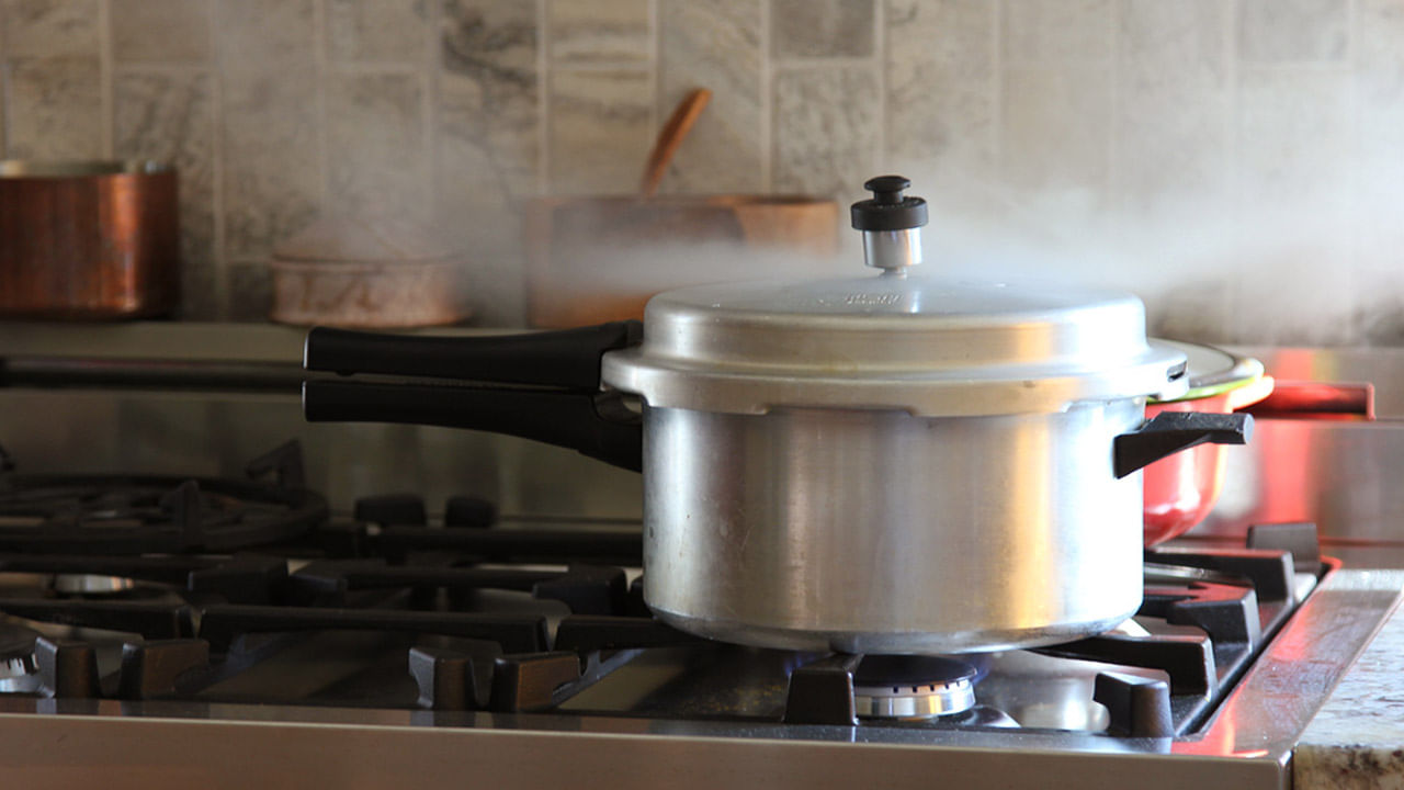 Pressure Cooker Tips: మీ ఇంట్లోని ప్రెషర్ కుక్కర్ సరిగా పని చేయడం లేదా.. అయితే ఇలా చేయండి..