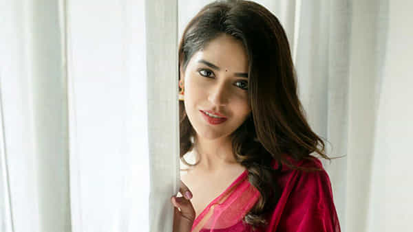 Priyanka Jawalkar: అందాల అపరంజి బొమ్మలా మెరిసిపోతోన్న ప్రియాంక.. వయ్యారాలు అదిరిపోయాయిగా..