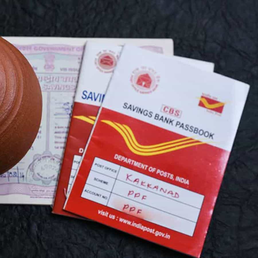 Public Provident Fund: పబ్లిక్ ప్రావిడెంట్ ఫండ్‌లో పెట్టుబడిపై మీరు ఎలాంటి పన్ను చెల్లించాల్సిన అవసరం లేదు. ఆదాయపు పన్ను సెక్షన్ 80-సి కింద, రూ. 1.5 లక్షల వరకు పెట్టుబడి మొత్తం, వడ్డీ, పథకం మెచ్యూరిటీకి పన్ను మినహాయింపు ఉంది. ఈ పథకంలో పెట్టుబడి పెడితే కస్టమర్లకు 7.1% వడ్డీ లభిస్తుంది. ప్రస్తుతం పీపీఎఫ్‌పై వడ్డీ చాలా ఎక్కువగా ఉంది. ఫిక్స్‌డ్ డిపాజిట్ స్కీమ్‌పై ఏ బ్యాంకు కూడా ఇంత వడ్డీని అందించడం లేదు.