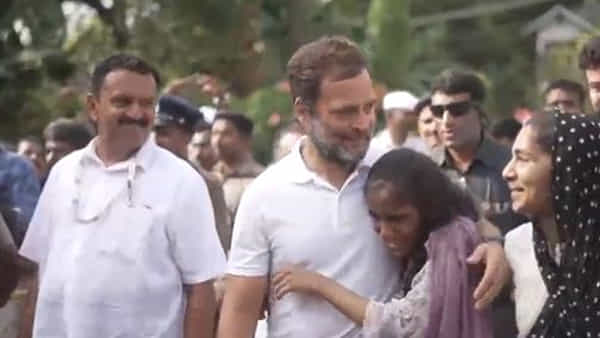 Bharat Jodo Yatra: రాహుల్ గాంధీని చూసి ఈ అమ్మాయి ఏం చేసిందో తెలుసా.. హత్తుకొని ఓదార్చిన యువనేత.. నెట్టింట్లో వీడియో హల్ చల్