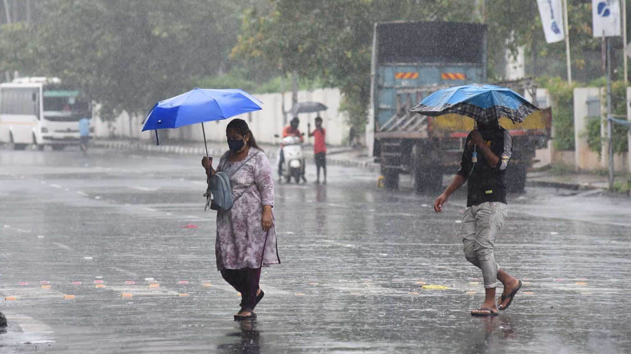 Rain Alert: బంగాళాఖాతంలో ఉపరితల ఆవర్తనం.. ఉరుములు, మెరుపులతో భారీ వర్షాలు