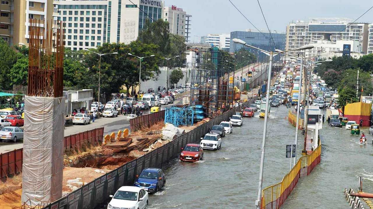 Bengaluru Floods: వరదలకు బెంగళూరు ఉక్కిరిబిక్కిరి.. నేటి ఈ దుస్థితికి కారణాలు ఏంటి?