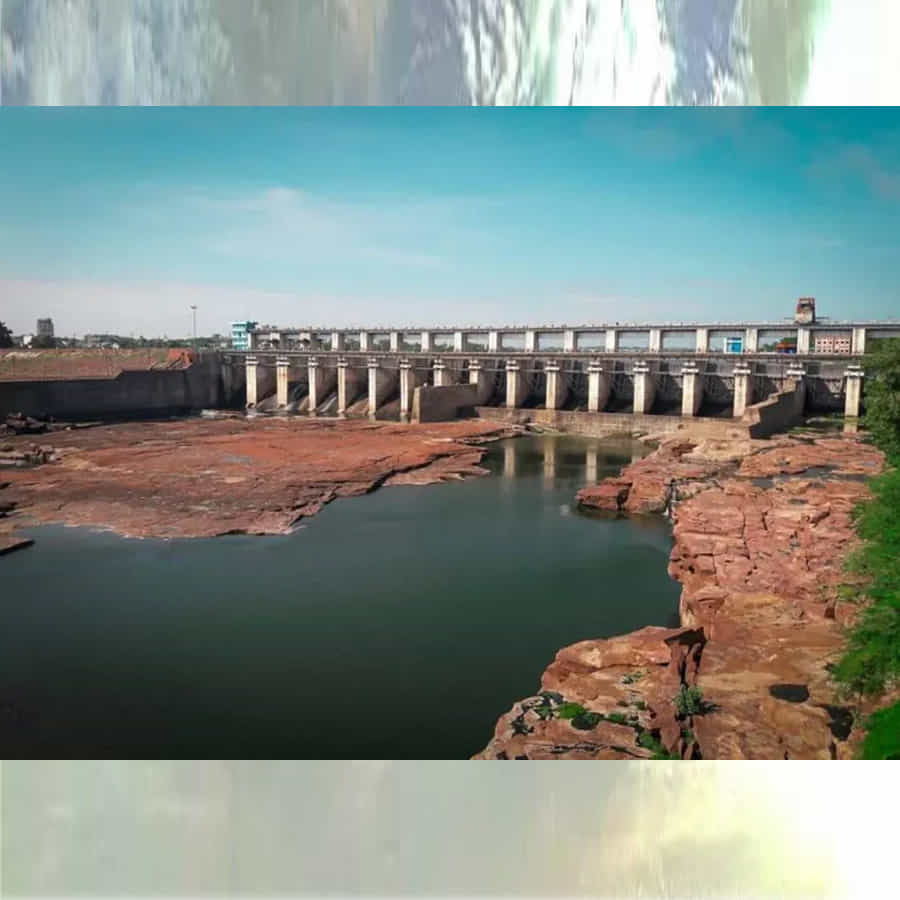 కోట బ్యారేజ్ చంబల్ వ్యాలీ ప్రాజెక్ట్ కింద నిర్మించిన నాల్గవ ఆనకట్ట. ఇది ఇప్పటికీ చాలా అందంగా కనిపిస్తుంది. చంబల్ నది కోసం నిర్మించిన ఆనకట్ట సమీపంలో చంబల్ గార్డెన్ కూడా ఉంది. యాత్రికులు ఇక్కడికి పెద్ద సంఖ్యలో వస్తుంటారు.