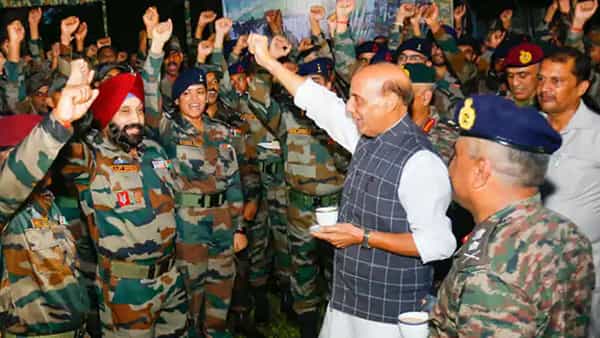 Minister Rajnath Singh: ఆర్మీ జవాన్లతో ఉల్లాసంగా గడిపిన రక్షణ శాఖ మంత్రి.. ఓ వైపు జవాన్లు పాడుతుంటే.. జత కలిపిన రాజ్ నాథ్ సింగ్