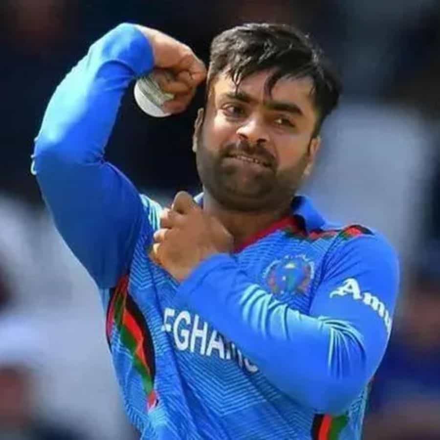 రషీద్ ఖాన్ (ఆఫ్ఘనిస్థాన్): ప్రస్తుతానికి రషీద్ ఖాన్ ప్రపంచంలోనే అత్యుత్తమ స్పిన్నర్. ఈ ఆఫ్ఘనిస్తాన్ ప్లేయర్ ఎలాంటి పిచ్లోనైనా ఆటను మలుపు తిప్పగల శక్తి కలిగి ఉన్నాడు. 23 ఏళ్ల అతను 71 టీ20 ఇంటర్నేషనల్స్లో 6.25 ఎకానమీతో 118 వికెట్లు పడగొట్టాడు. బంతిని గొప్పగా తిప్పకుండానే వికెట్-టు-వికెట్ డెలివరీలతో బ్యాట్స్మెన్స్ను ఇబ్బందులు పెడుతుంటాడు.
