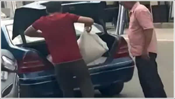 Viral Video: రేషన్షాప్కు మెర్సిడిస్ బెంజ్ కారులో ఎవరైనా వస్తారా? ఉచిత రేషన్ కారులో తీసుకెళ్తారా..?