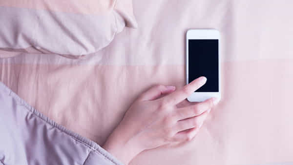 Smartphone: రాత్రి పడుకునేప్పుడు ఫోన్ పక్కన పెట్టుకుంటున్నారా.? ఈ సంఘటన మీ వెన్నులో వణుకు పుట్టిస్తుంది..