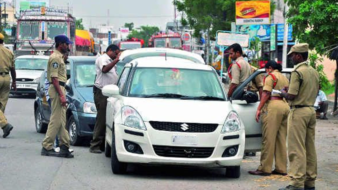 Hyderabad: అటుగా వచ్చిన కారు, ఖాకీలు కనిపించగానే కంగారు.. ఏంటా అని చెక్‌ చేయగా పెద్ద దందానే బయటపడింది..