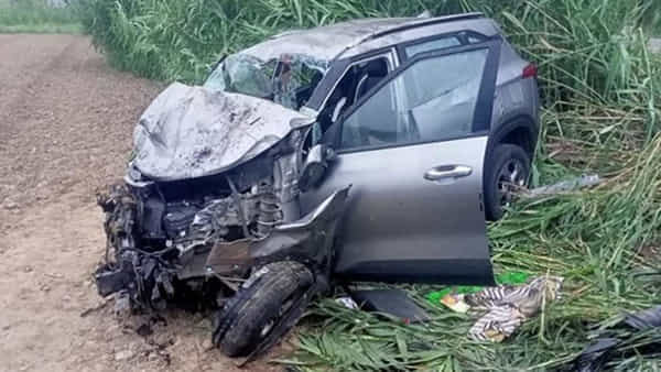 Road Accident: స్తంభాన్ని ఢీకొట్టి పొలాల్లోకి దూసుకెళ్లిన కారు.. ఐదుగురు యువకుల దుర్మరణం..