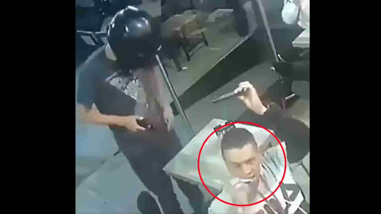 Funny Video: వీడెవండీ బాబూ.. దొంగ నిలువుదోపిడీ చేస్తున్నా తేరగా తింటున్నాడు.. పైగా ఫోన్, డబ్బు పిలిచి మరీ ఇచ్చేశాడు..