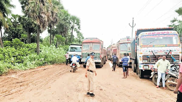 West Godavari: టీవీ9 ఇంపాక్ట్.. ఇసుక ర్యాంపుల నిలిపివేత.. లారీడ్రైవర్లకు స్ట్రాంగ్ వార్నింగ్ ఇచ్చిన పోలీసులు