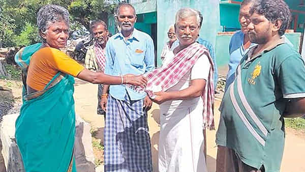 Andhra Pradesh: పంచాయతీ ప్రజలకు ఇచ్చిన మాట కోసం.. నిధులు లేక సర్పంచ్ ఏం చేశారంటే..