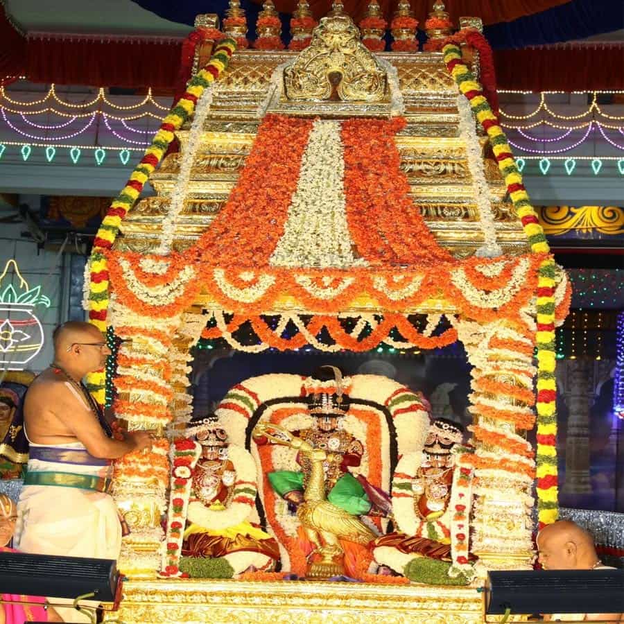 శ్రీవారి బ్రహ్మోత్సవాల్లో భాగంగా నాలుగో రోజు రాత్రి శ్రీదేవి, భూదేవి సమేత మలయప్పస్వామివారు సర్వభూపాల వాహనంపై శుక్రవారం రాత్రి 7 గంటల నుండి 9 గంటల వరకు స్వామివారు నాలుగు మాడ వీధుల్లో విహరించి భక్తులకు కనువిందు చేశారు.