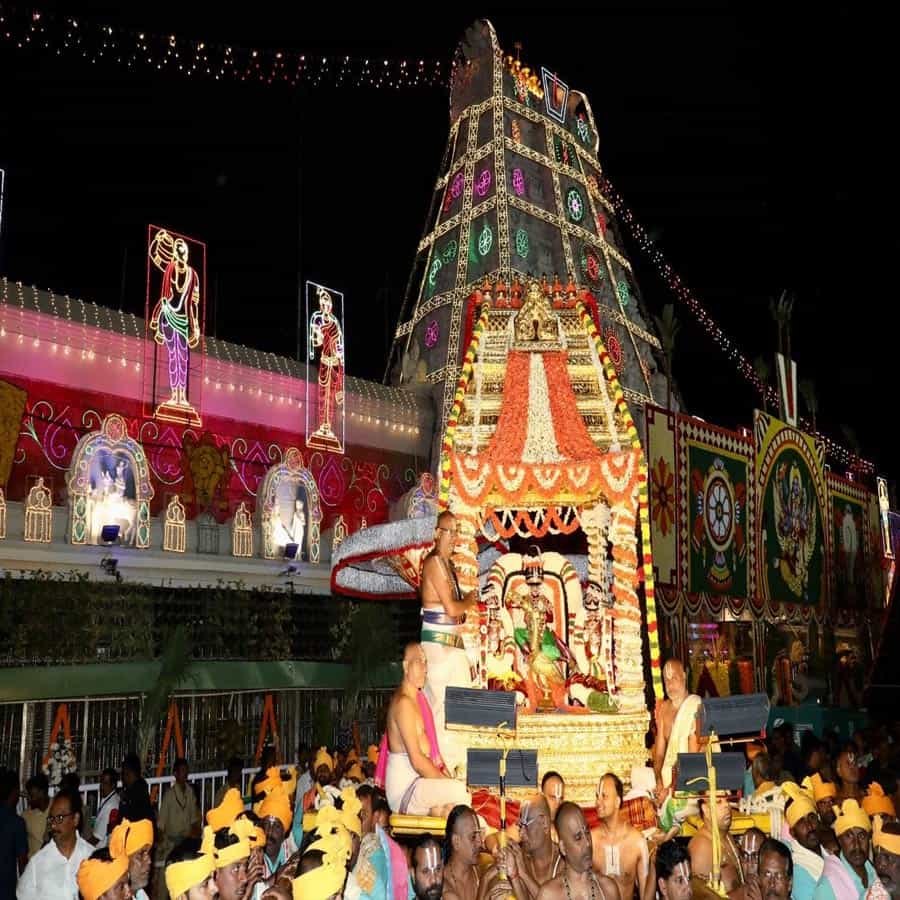 సర్వభూపాల వాహనం ముందు గజరాజులు నడుస్తుండగా, భక్తజన బృందాలు భజనలు, కోలాటాలు, జీయ్యంగార్ల ఘోష్టితో స్వామివారిని కీర్తిస్తుండగా, మంగళవాయిద్యాల నడుమ స్వామివారి వాహనసేవ కోలాహలంగా జరిగింది. భక్తులు అడుగడుగునా కర్పూరహారతులు సమర్పించి శ్రీవారిని దర్శించుకున్నారు.