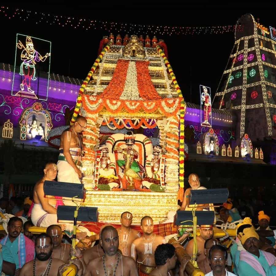 సర్వభూపాల అంటే అందరు రాజులు అని అర్థం. వీరిలో దిక్పాలకులు కూడా చేరతారు. తూర్పుదిక్కుకు ఇంద్రుడు, ఆగ్నేయానికి అగ్ని, దక్షిణానికి యముడు, నైరుతికి నిరృతి, పశ్చిమానికి వరుణుడు, వాయువ్యానికి వాయువు, ఉత్తరానికి కుబేరుడు, ఈశాన్యానికి పరమేశ్వరుడు అష్టదిక్పాలకులుగా విరాజిల్లుతున్నారు.