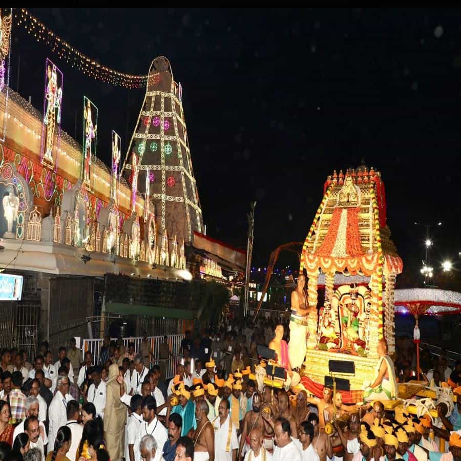 వీరందరూ స్వామివారిని తమ భుజస్కంధాలపై, హృదయంలో ఉంచుకుని సేవిస్తారు. తద్వారా వారి పాలనలో ప్రజలు ధన్యులవుతారు అనే సందేశాన్ని ఈ వాహనసేవ నుంచి గ్రహించవచ్చు.